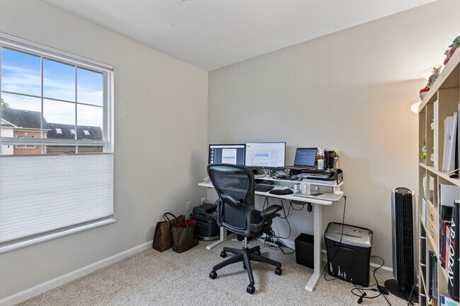 Building Photo - 2025 N Buchanan Ct