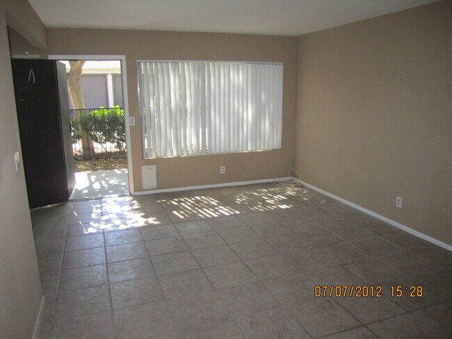 Building Photo - This Townhouse is located minutes from the freeway!