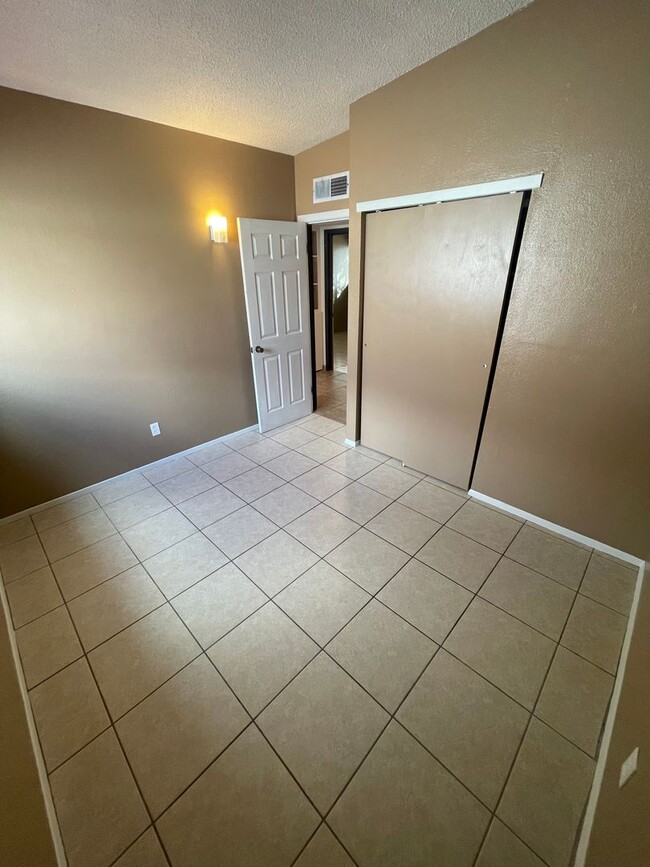 Building Photo - Beautifully Updated 3 Bedroom/2 Bathroom H...