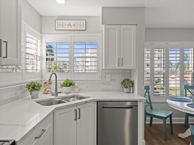 Building Photo - 5900 Bahia Del Mar Cir N