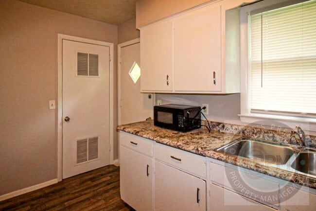 Building Photo - 3 Bedroom / 1 Bath Home Available Now!