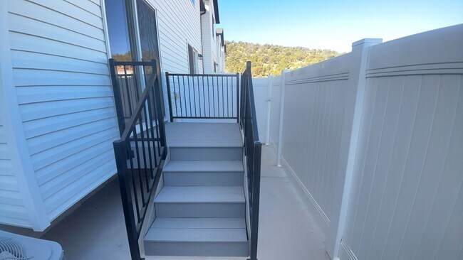 Building Photo - Modern 4 Bedroom Townhome in Cedar City. Pet Friendly!