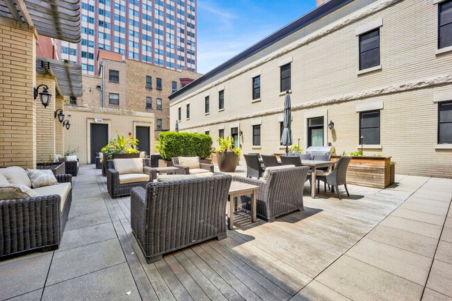 Building Photo - 103 W Chestnut St