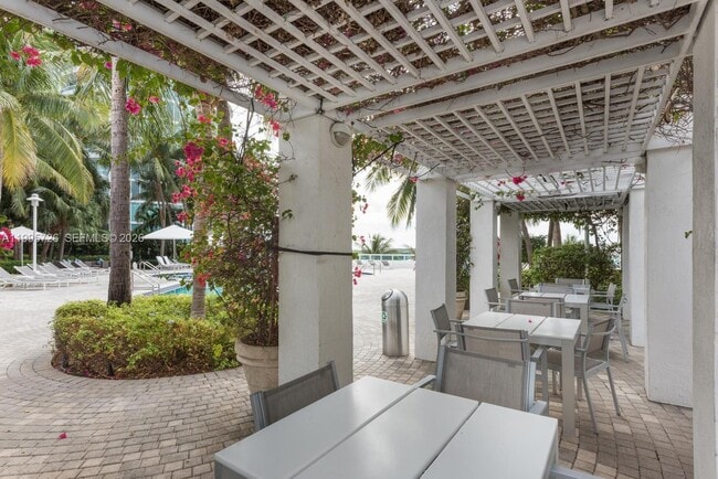 Building Photo - 1000 South Pointe Dr