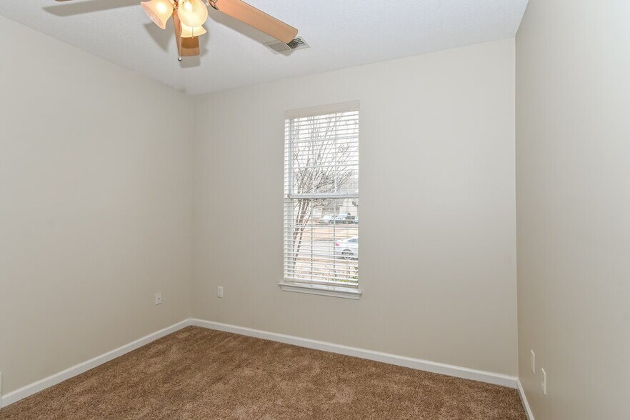 Building Photo - 1384 Carlton Ridge Dr