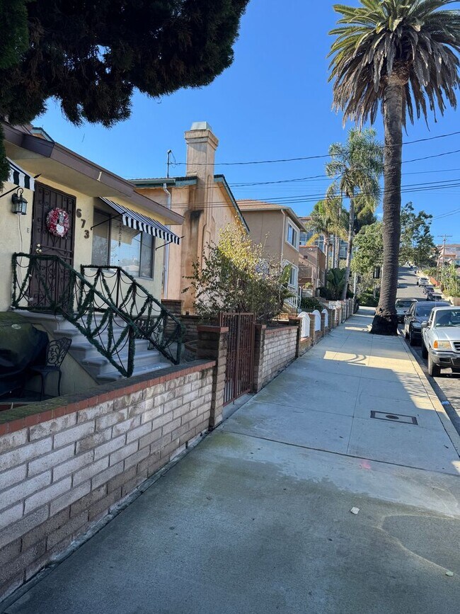 Building Photo - 673 W 22nd St