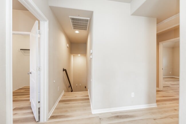 Building Photo - 2414 Garden Falls Dr