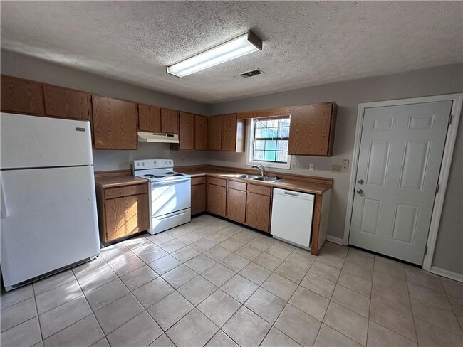 Building Photo - 502 Oakwood Ct