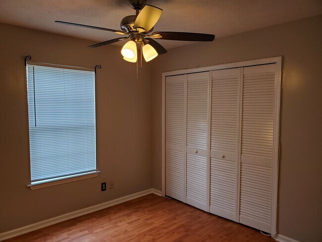 Building Photo - 3 bedroom, 2 bath off of White Bluff!