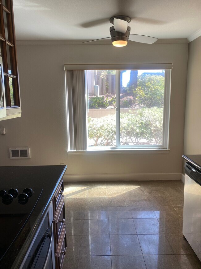 Building Photo - 8581 Villa La Jolla Dr