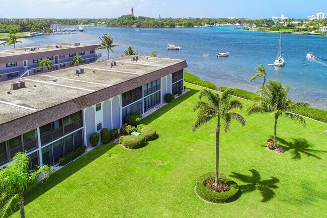 Building Photo - 755 Saturn St