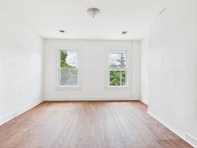 Building Photo - 3414 2nd Ave