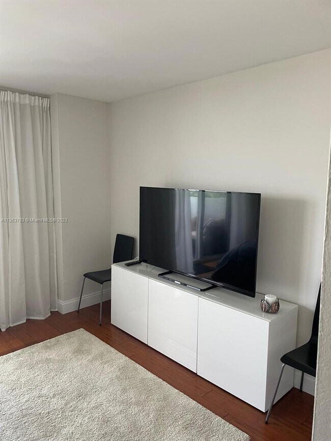 Building Photo - 10000 W Bay Harbor Dr