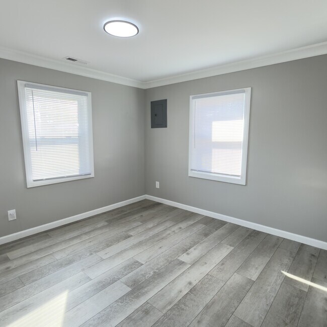 Building Photo - 510 S Sycamore St