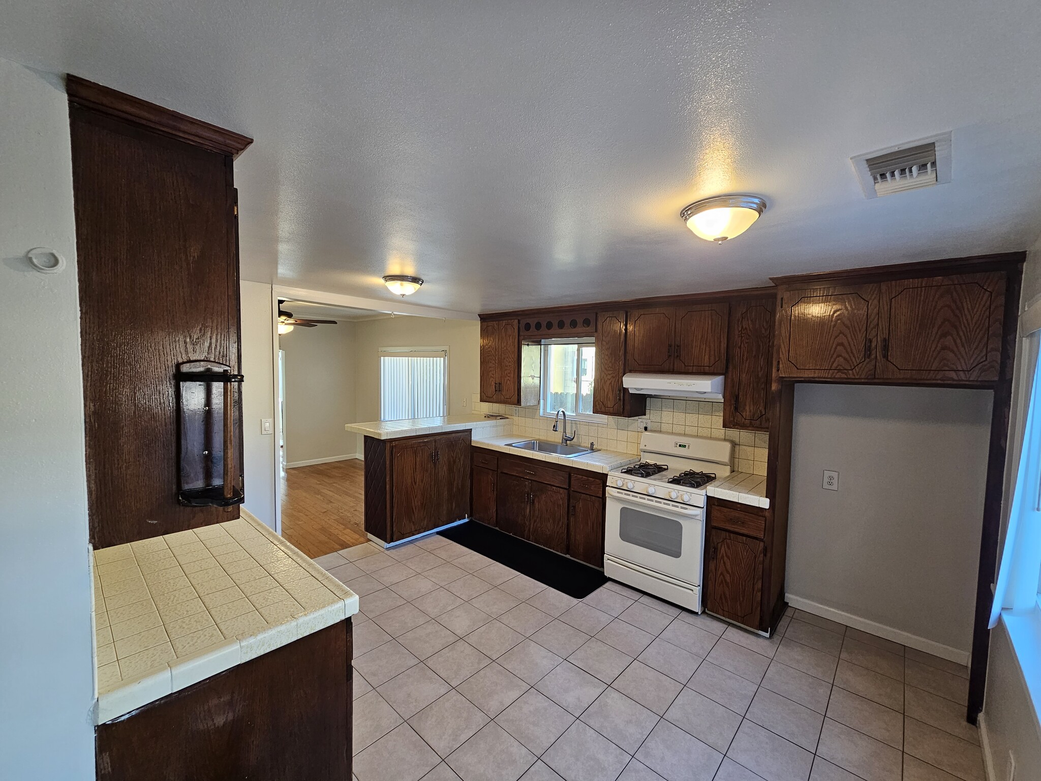 Building Photo - 501 Macdonald St