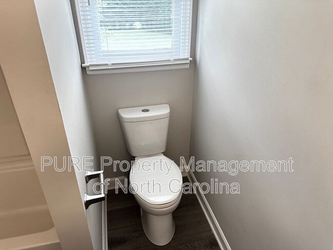 Building Photo - 916 W 5th Ave