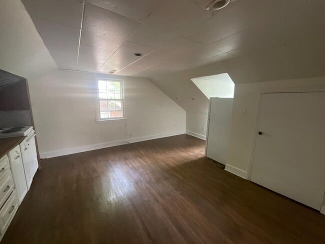 Building Photo - 1203 W Friendly Ave