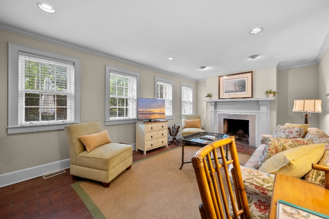 Building Photo - 69 Anson St