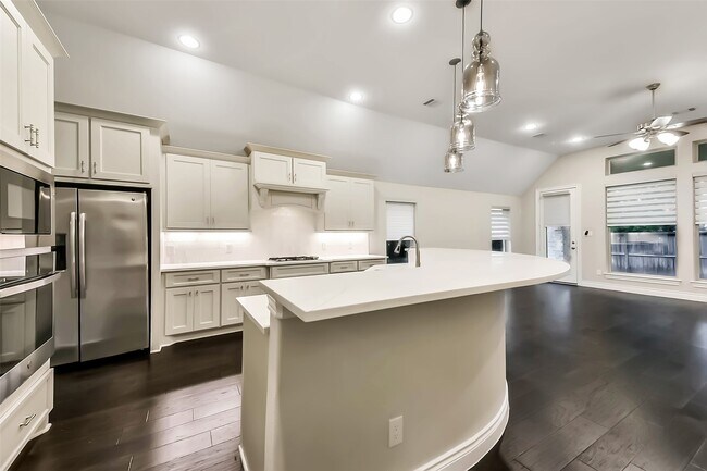 Building Photo - 21825 Enchanted Rock Dr N