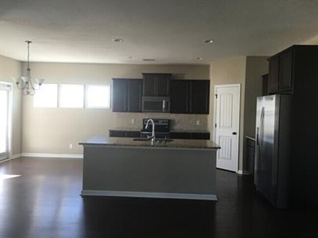 Building Photo - 607 Red Oak Ln
