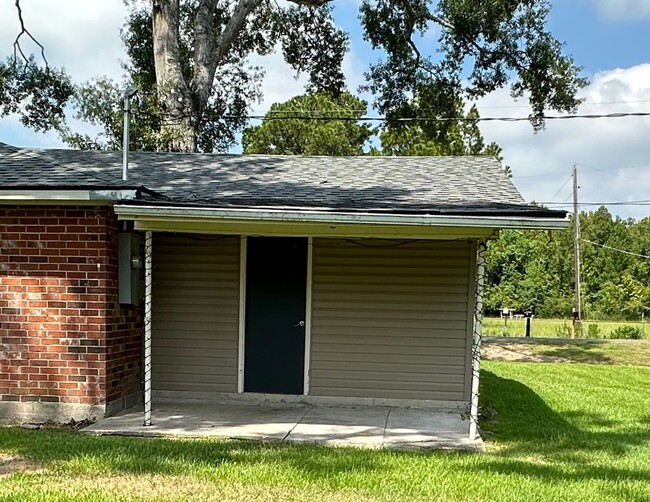 Building Photo - Beautiful Brick 3 Bedroom home off Hwy 22 ...