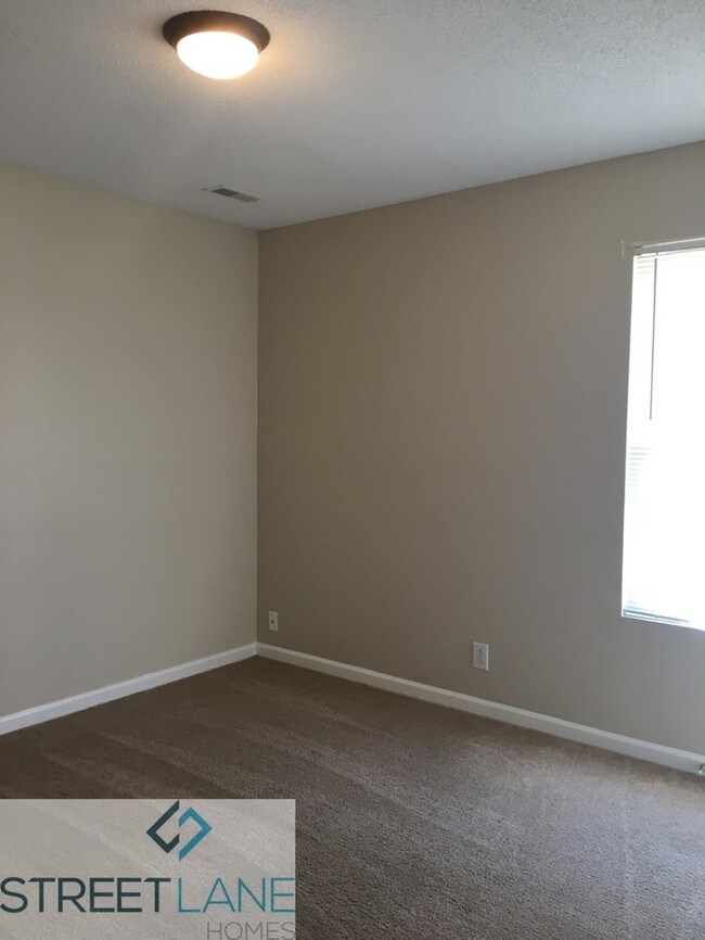 Building Photo - $500 off first month's rent!