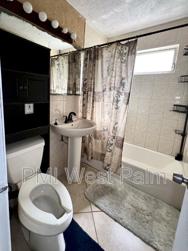 Building Photo - 1225 S C St