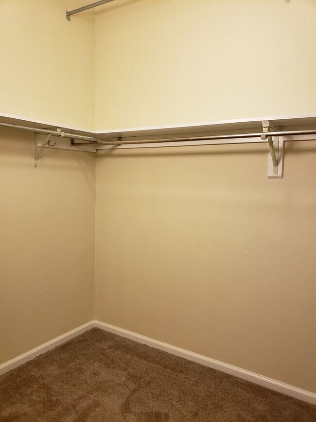 Building Photo - 2 Bedroom for rent January 2026 in NE Tall...