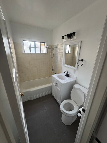 Building Photo - 5427 Bridgeview Ave