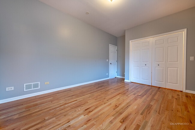 Building Photo - 633 E Bowen Ave
