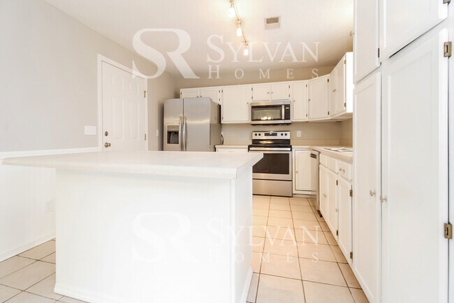 Building Photo - 520 Country Garden Dr