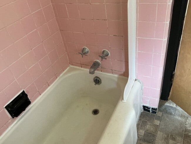 Building Photo - 2 Bedroom Single Family Home