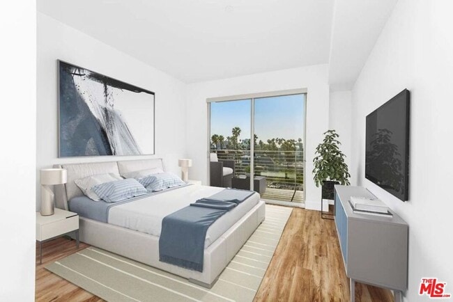 Building Photo - 453 S Kenmore Ave