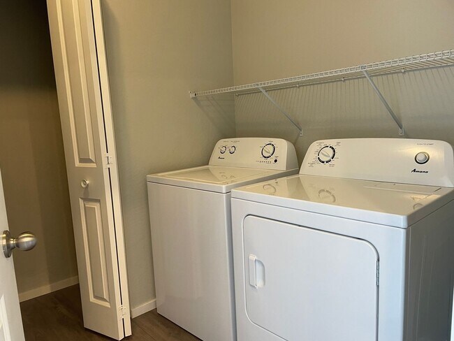 Building Photo - Newer-Very Nice 2 Bedroom 1 Bath Upstairs Noise Free Apartment****HALF OFF FIRST FULL MONTHS RENT...