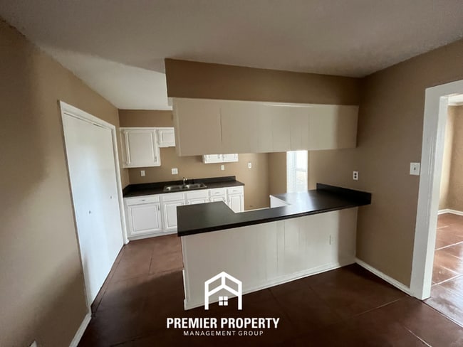 Building Photo - 3 Bedroom Home for Rent in Memphis | Formal Dining Room & Fenced Yard