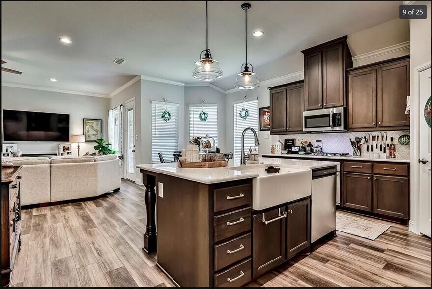 Upgraded Kitchen with farmhouse kitchen sink - 808 Parkside Dr
