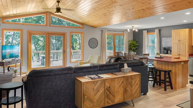 Building Photo - 15955 Bayview Dr NE