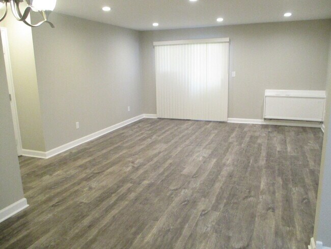 Building Photo - 580 Somerset Ln