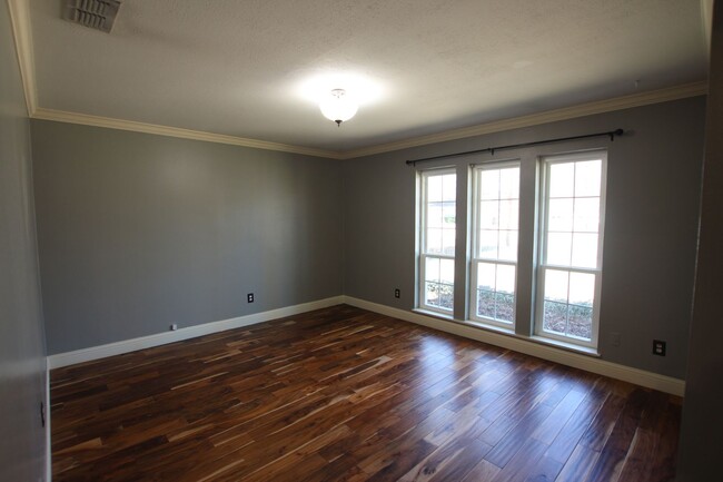 Building Photo - Beautiful 3 bedroom 2 bathroom home in Sou...