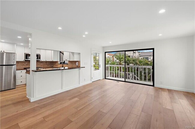 Building Photo - 405 Heliotrope Ave