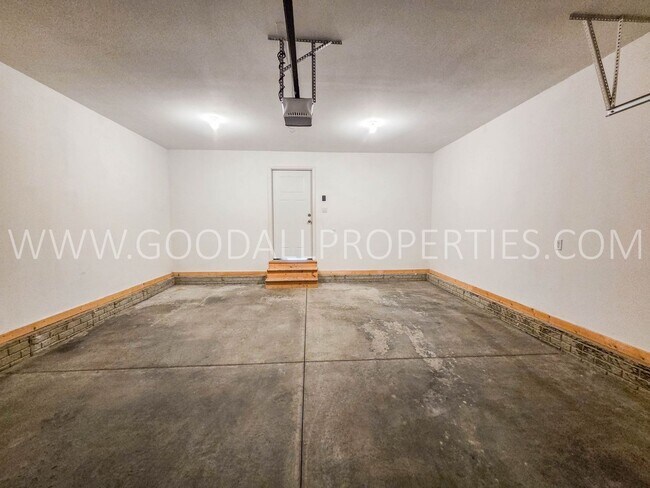 Building Photo - 4-Bedroom, 3.5-Bath Home with Walkout Finished Basement in Norwalk