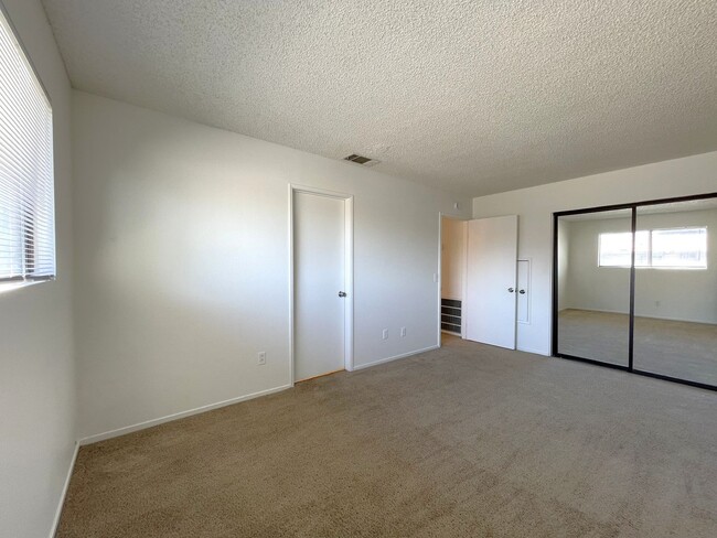 Building Photo - AVAILABLE NOW!! 2 Bedroom 2 Bathroom Condo...