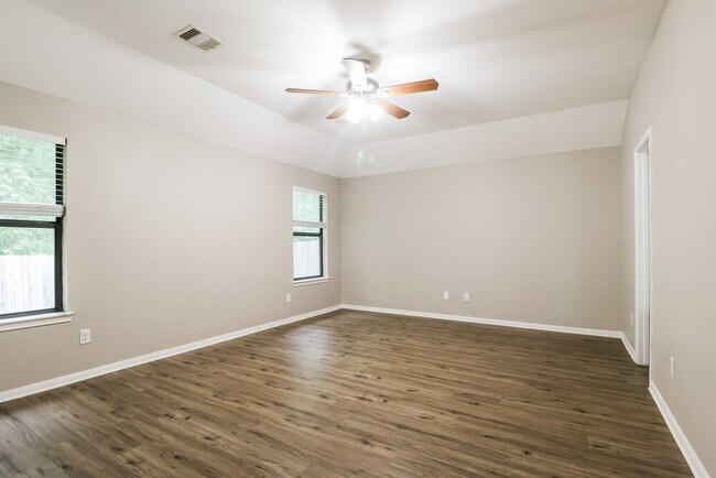 Building Photo - 2815 Lexington Park Dr