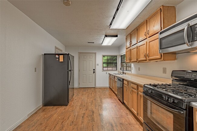 Building Photo - 73 Thomas Lake Rd