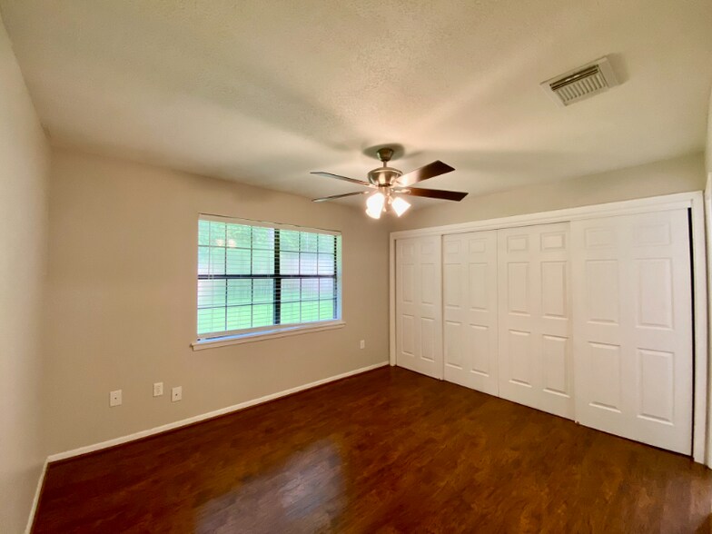Building Photo - 5 Wind Drift Dr