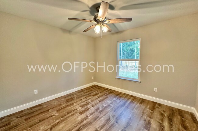 Building Photo - AVAILABLE NOW! 3/2 in Milton!