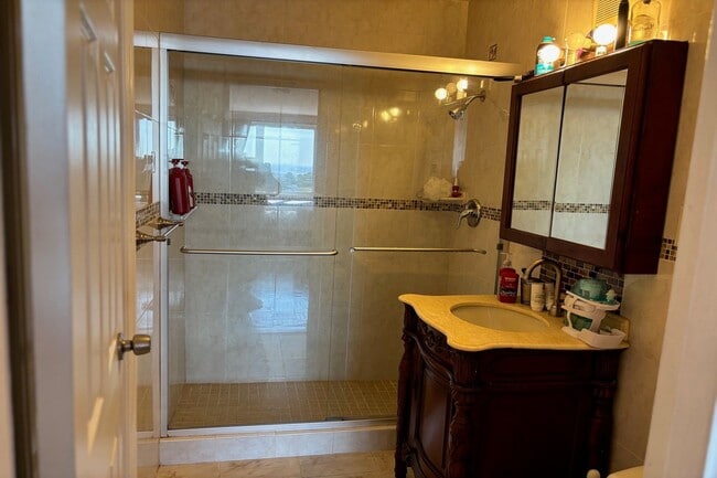 Building Photo - 2000 Linwood Ave