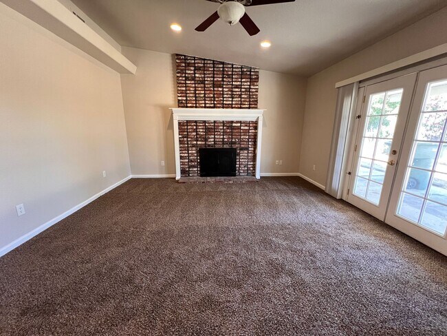 Building Photo - $2,250 Fowler & Shields, 3 Bedrooms - E Fe...