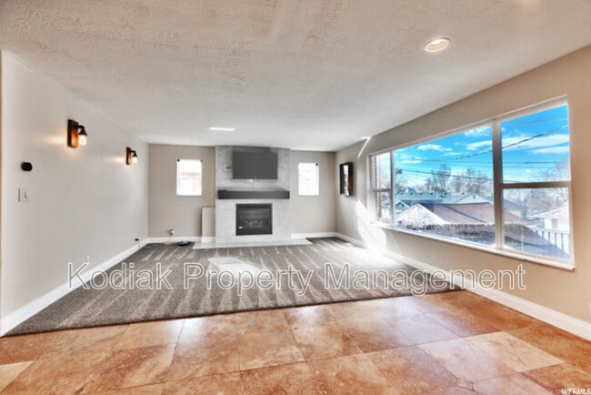 Building Photo - 2266 Brentwood Cir