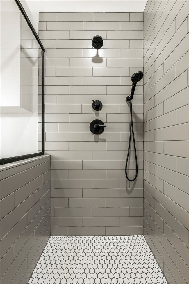 Building Photo - 949 SE 10th St